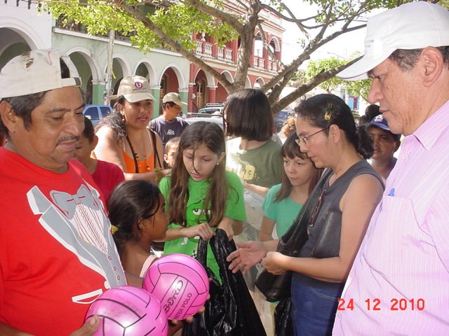 Este trabajador municipal recoge juguetes para sus niños